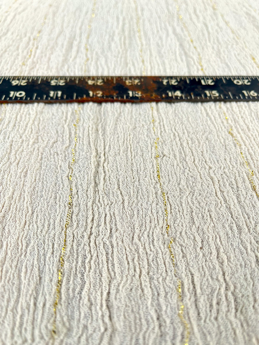 Nötr Esnek Buruşuk Pamuklu Kumaş, Dokulu Yüzey, Kırık Beyaz El Dokuma Pamuk, Yarı Şeffaf, Ağartılmamış, Organik, Ham Pamuk El Dokuma.