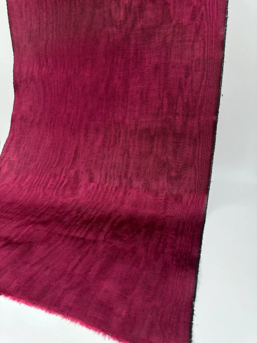 Tapisserie d'ameublement luxueuse en soie rouge pour tête de lit ottomane, tissus d'intérieur pour textiles de maison : housses d'oreiller, motifs inspirés du kimono, motifs en filigrane.