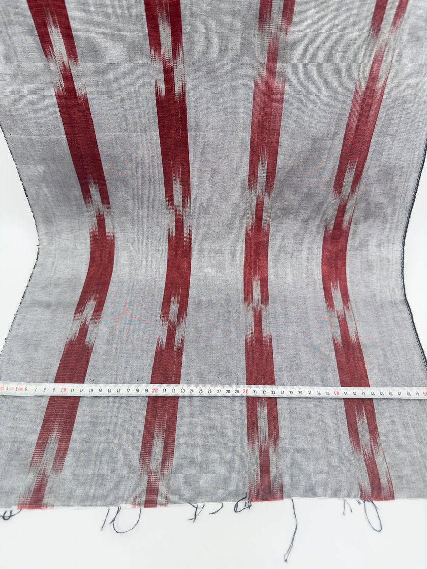 Rembourrage luxueux en soie à rayures rouges Ikat Siver pour tête de lit ottoman, tissus d'intérieur pour textiles de maison : housses d'oreiller, motifs inspirés du kimono, motifs en filigrane.