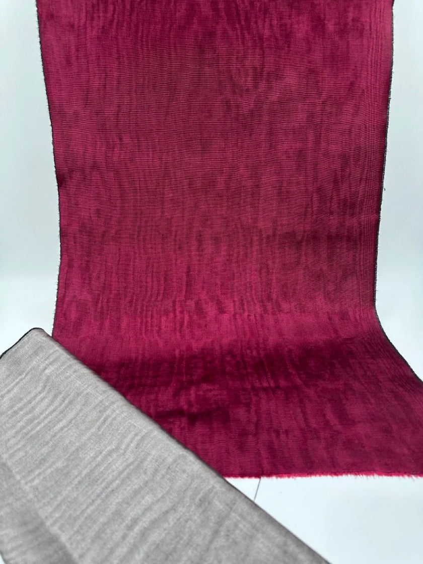 Tapisserie d'ameublement luxueuse en soie rouge pour tête de lit ottomane, tissus d'intérieur pour textiles de maison : housses d'oreiller, motifs inspirés du kimono, motifs en filigrane.