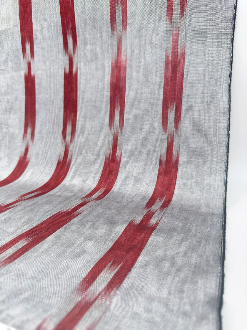 Rembourrage luxueux en soie à rayures rouges Ikat Siver pour tête de lit ottoman, tissus d'intérieur pour textiles de maison : housses d'oreiller, motifs inspirés du kimono, motifs en filigrane.